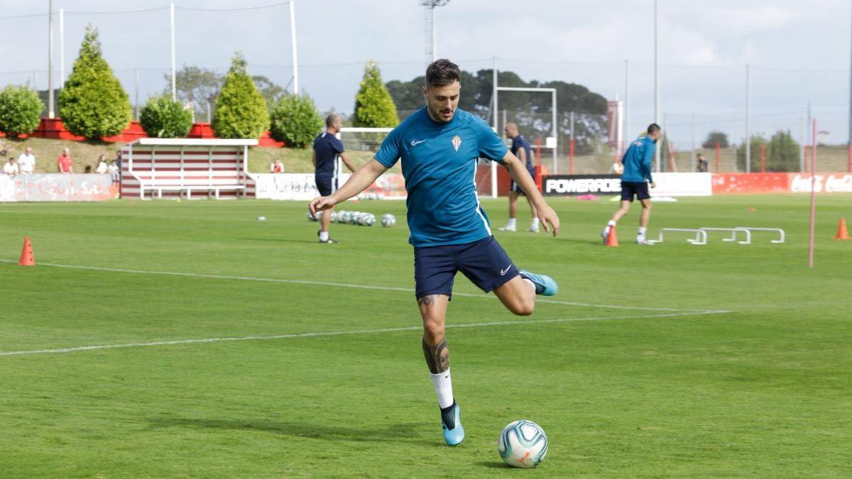 Traver, entrenando con el Sporting de Gijón.