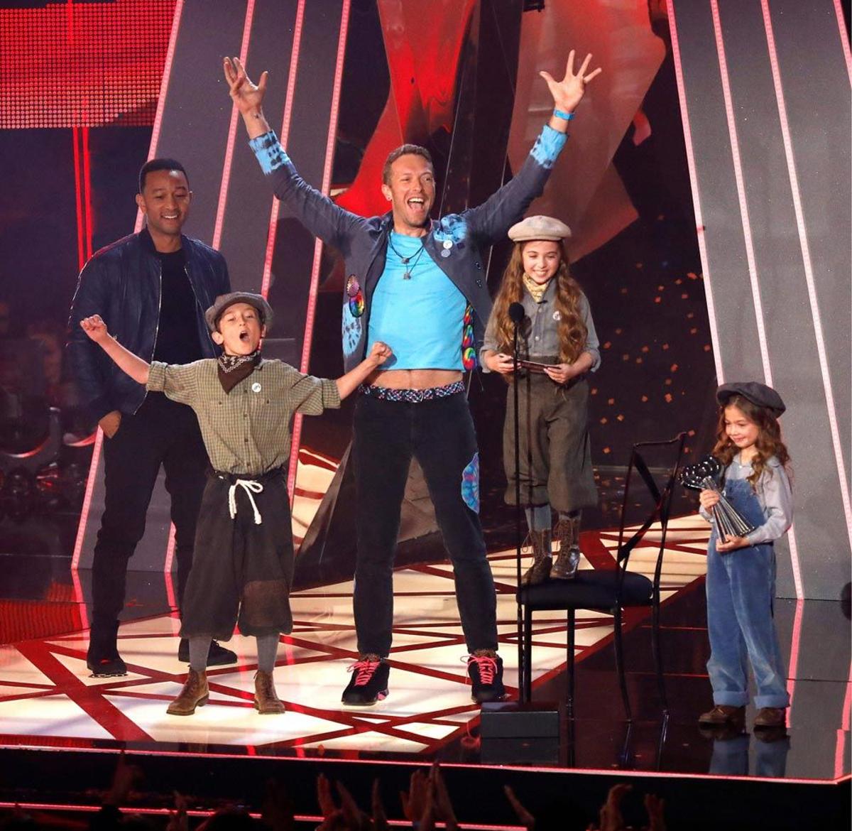 Premios iHeartradio 2017: Chris Martin vestido rollo festival hippie
