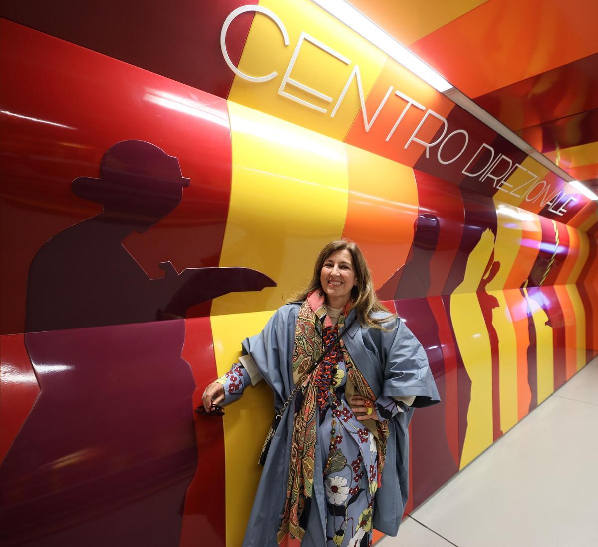 El cromatismo y las figuras del interior de la estación son un guiño a los frescos de Pompeya.