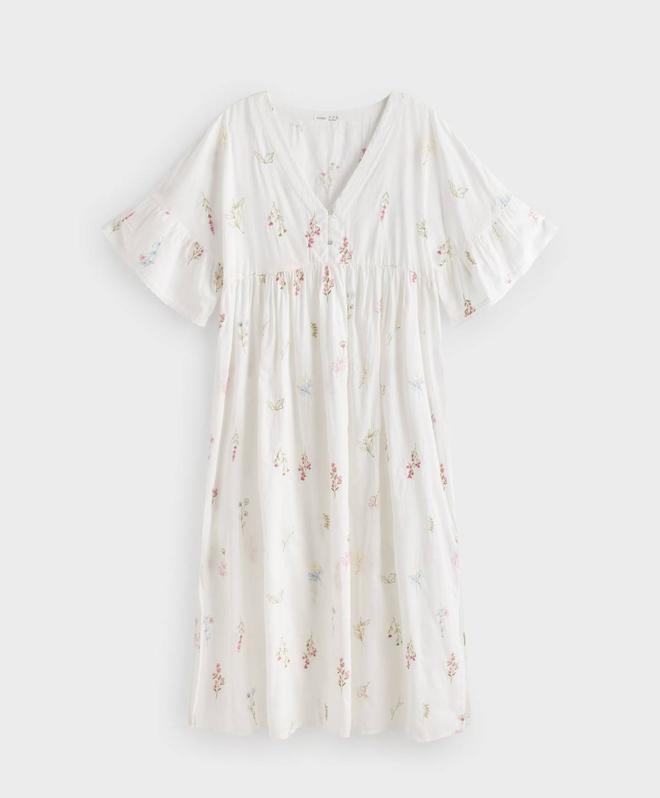 Vestido blanco con bordados de flores, de Oysho