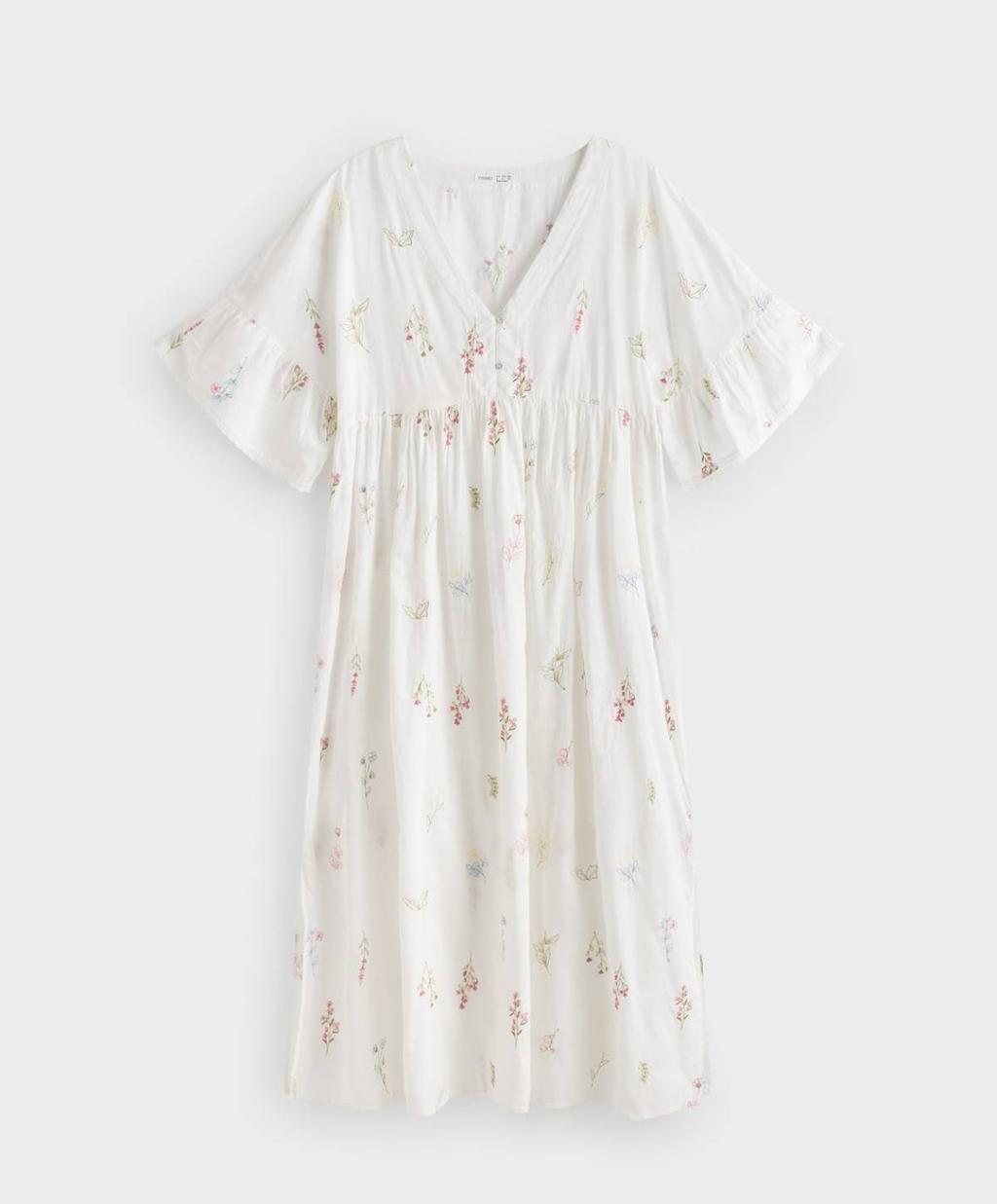 Vestido blanco con bordados de flores, de Oysho.