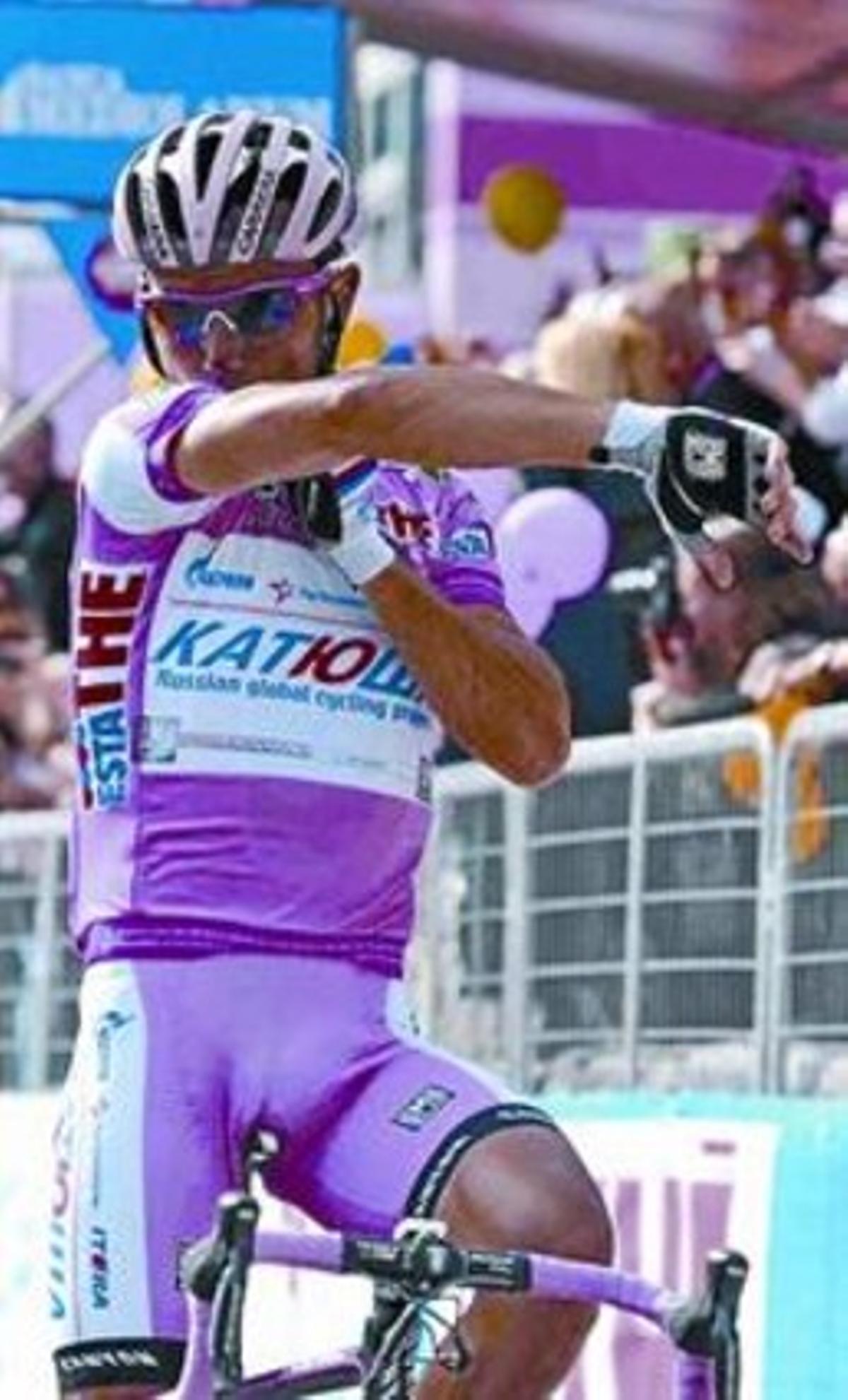 Purito fa un petó al crespó negre dedicat a Tondo al guanyar l’etapa.