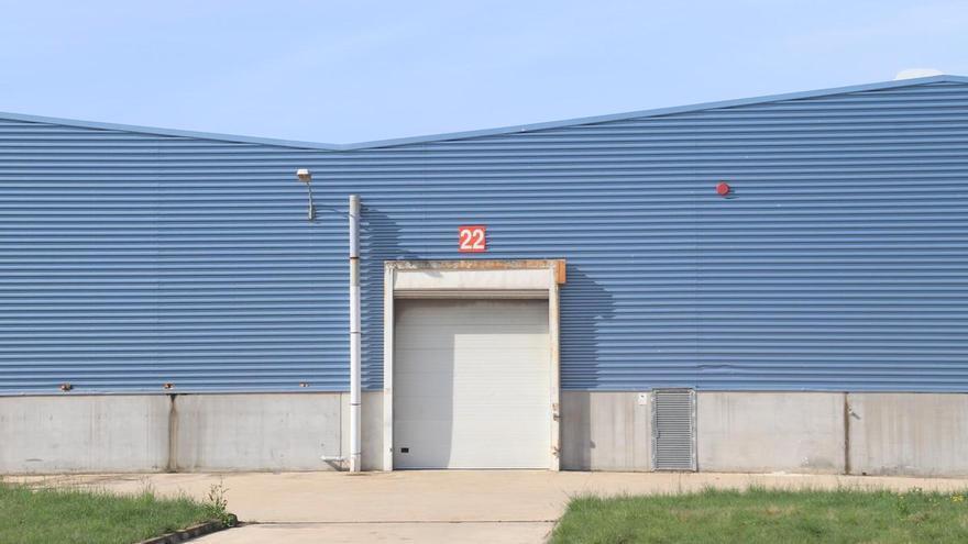 Uns encaputxats entren en una nau de Celrà, apallissen el vigilant de seguretat i fugen amb el seu cotxe