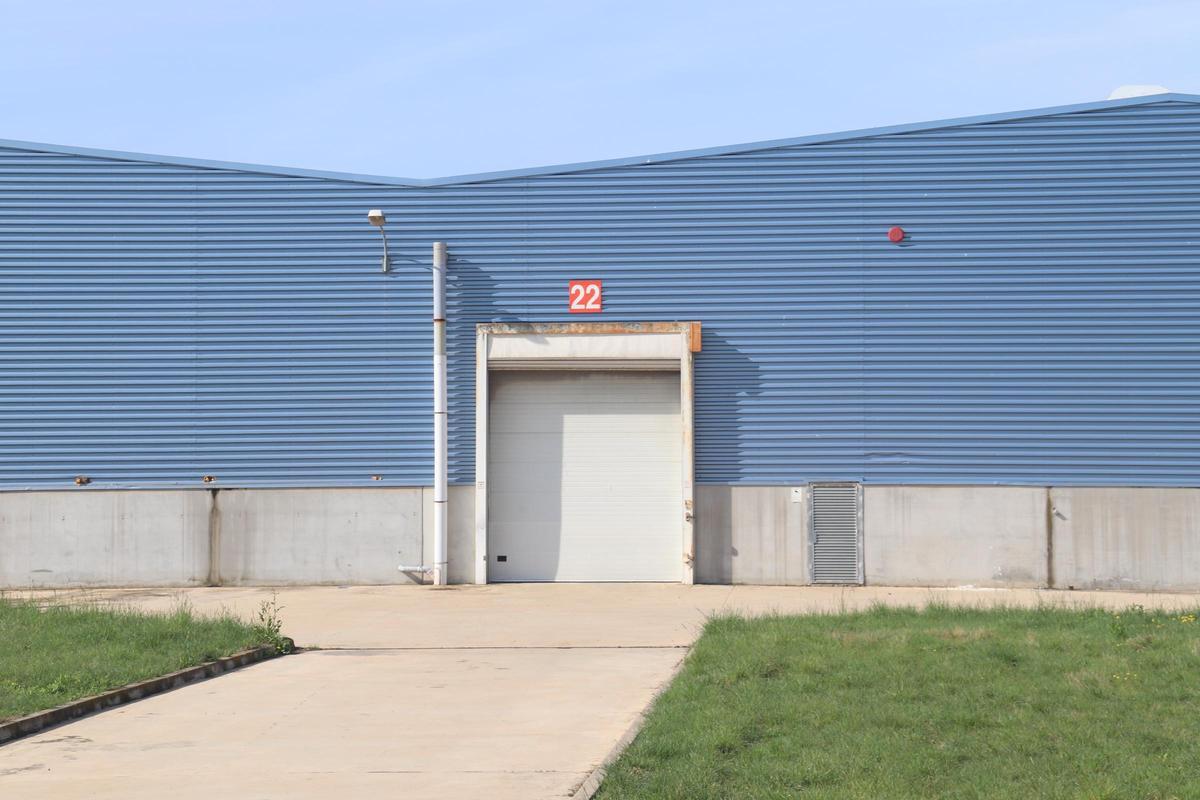 Una de les entrades de la nau industrial on han apallissat un vigilant de seguretat.