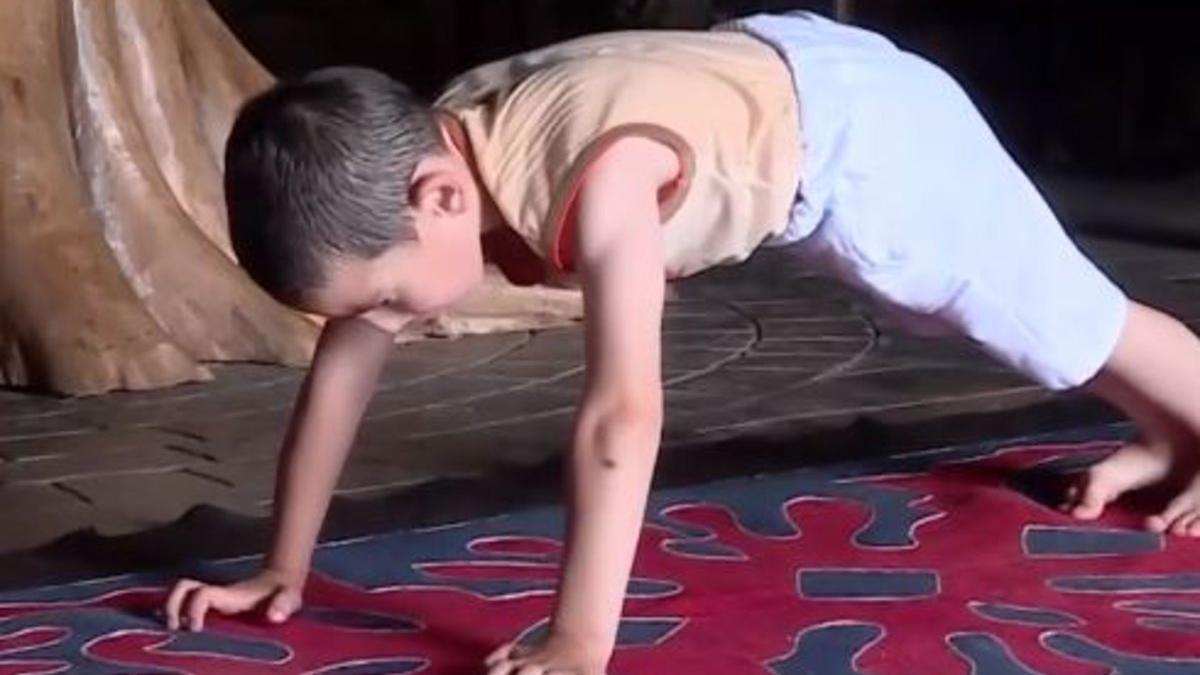 Un niño bate un récord de flexiones en Rusia