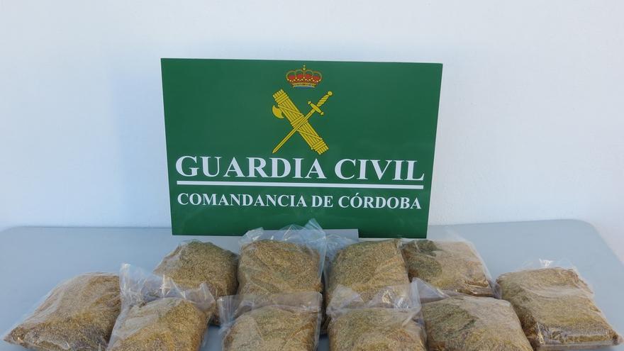 La Guardia Civil aprehende en Villanueva de Córdoba unos 10 kilos de picadura de tabaco de contrabando