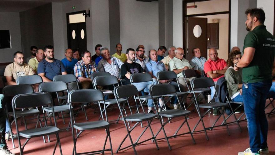 Reunión informativa sobre la reintroducción del lince, celebrada ayer en Almaraz de Duero. | Miguel Ángel Lorenzo