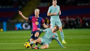 Dani Olmo pugna por un balón con Pablo Barrios en el último Barça-Atlético.