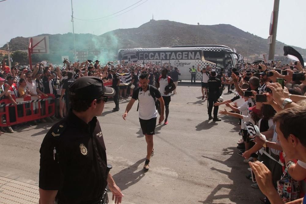 Llegada de los jugadores del FC Cartagena al estadio