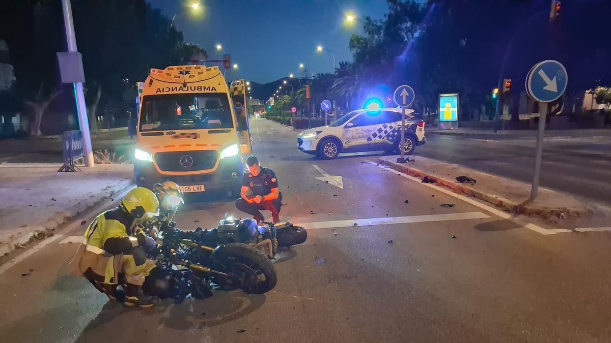 La moto del fallecido, en la avenida Jorge Silvela