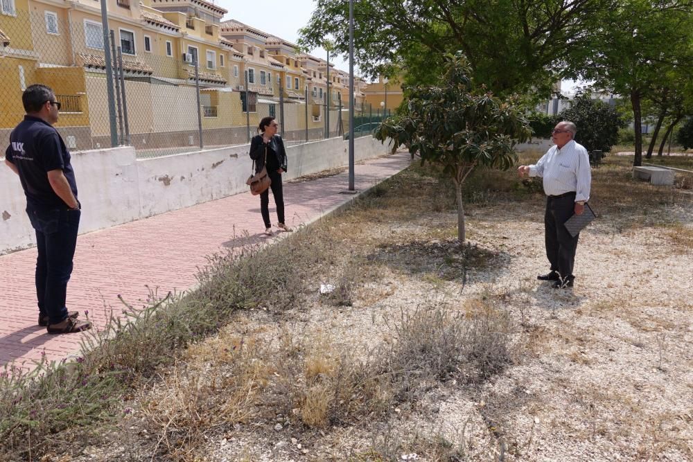 Vecinos de Altos del Sol en Torrevieja asumen la limpieza de viales y parques que son públicos