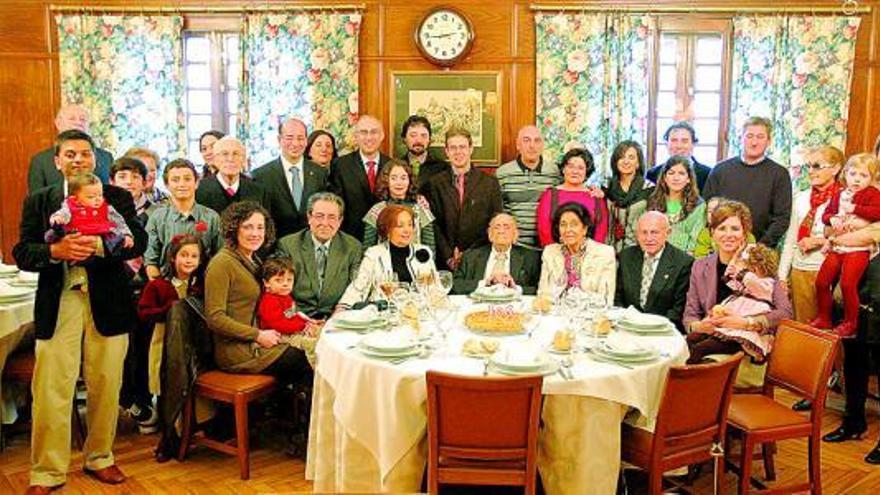 Luis Álvarez Fueyo, sentado en el centro, se dispone a celebrar su 106.º cumpleaños rodeado de su familia.