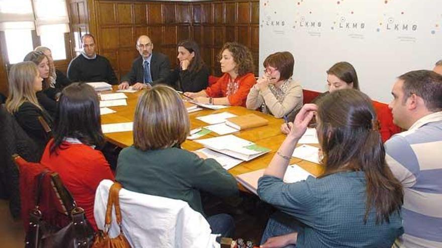 Reunión de la mesa de coordinación contra la violencia de género ayer en Lalín.