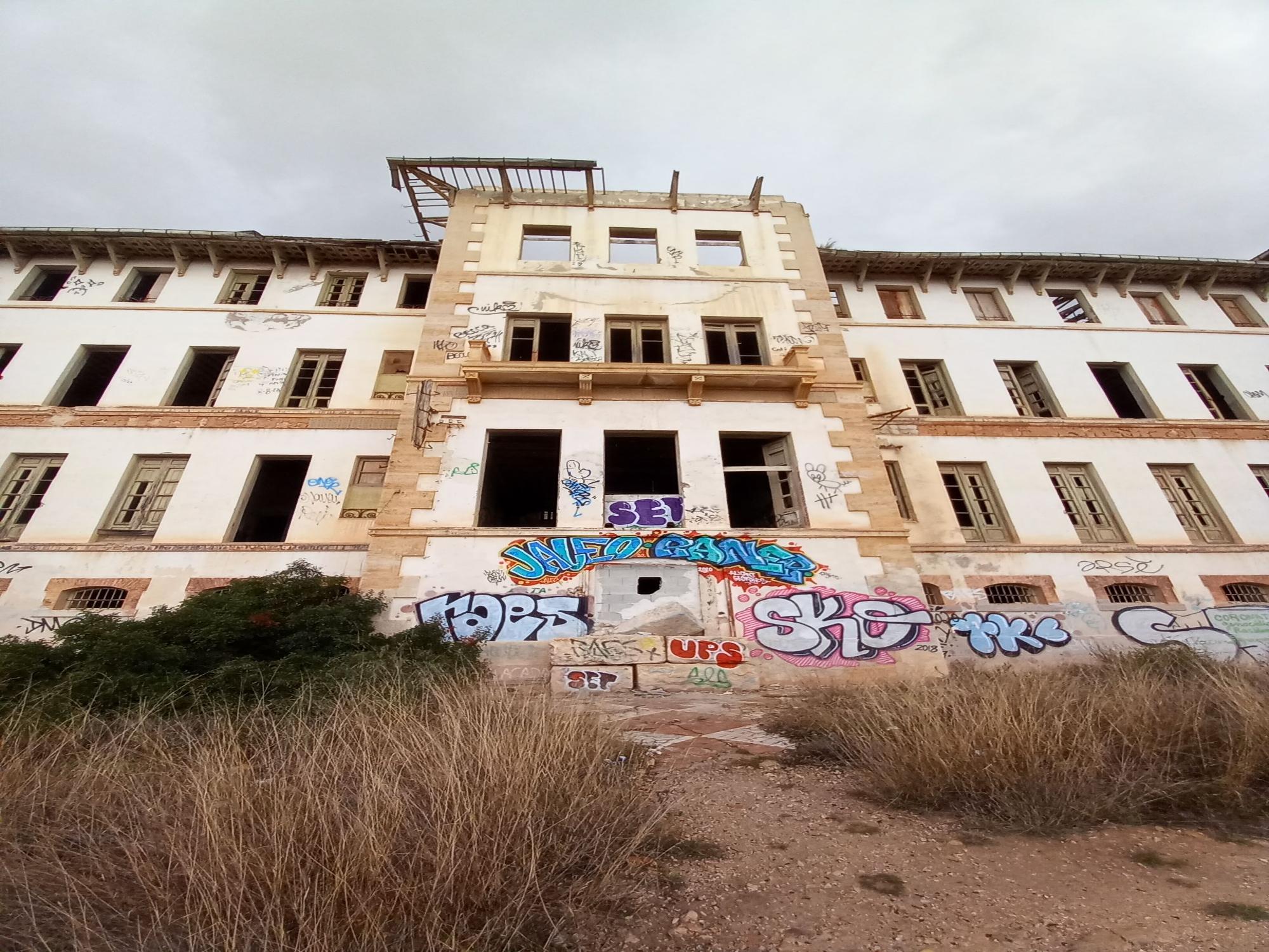 Aigües pone cerco al vandalismo, el espiritismo y el botellón en el Balneario