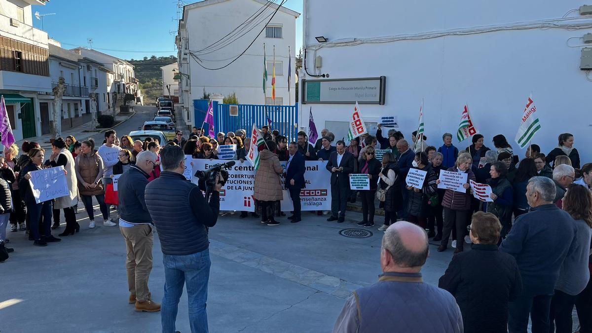 La protesta de las familias del CEIP Miguel Berrocal de Villanueva de Algaidas, en imágenes