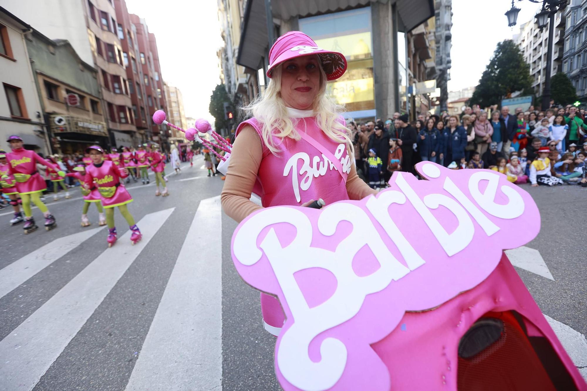 El Carnaval llena de color y alegría las calles de Oviedo