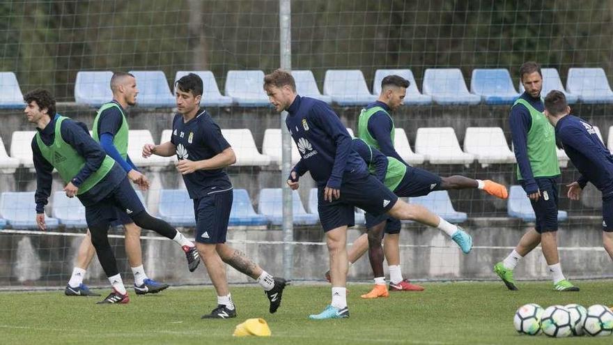 Los futbolistas del Oviedo, en el entrenamiento de ayer en El Requexón.