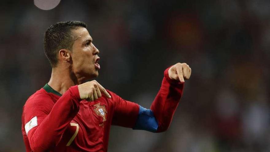 Cristiano Ronaldo, celebrando uno de los goles marcados ayer con Portugal.