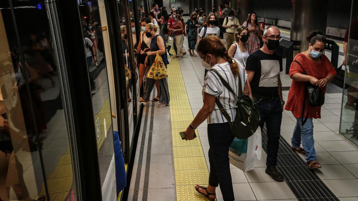 Pasajeros en una estación del Metro de Málaga