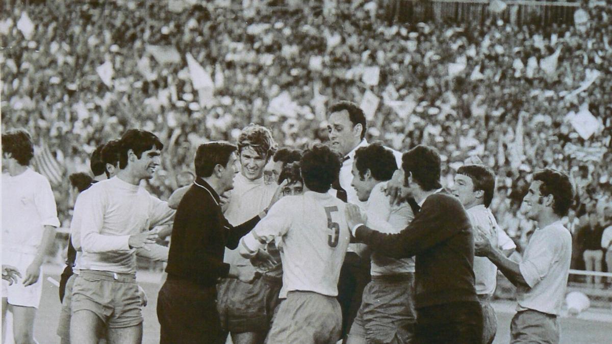 Los juveniles de la UD mantean al entrenador de aquel Juvenil Manolo Torres en el Bernabéu.