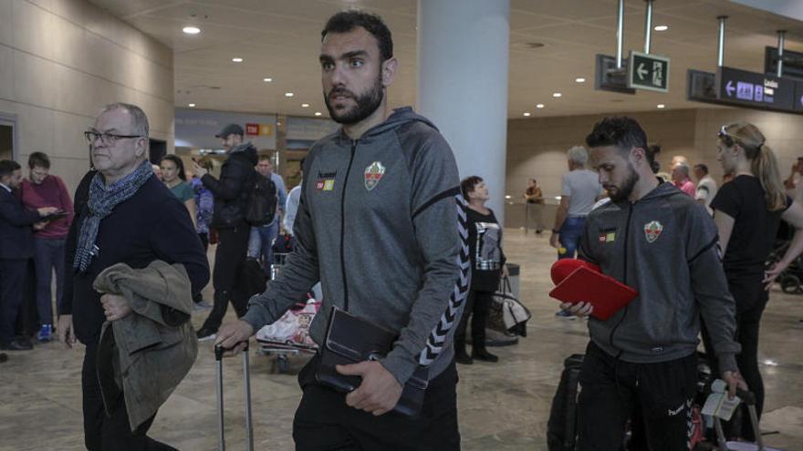 Gonzalo Verdú e Iván Sánchez a su llegada al aeropuerto del El Altet