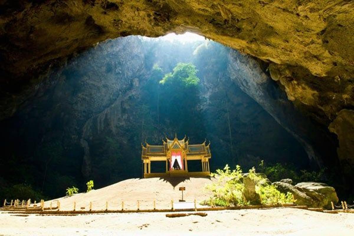 Altar en el templo de la cueva Phraya Nakhon, en el Parque Nacional Marino de Khao Sam Roi Yot, al oeste del Golfo de Tailandia.