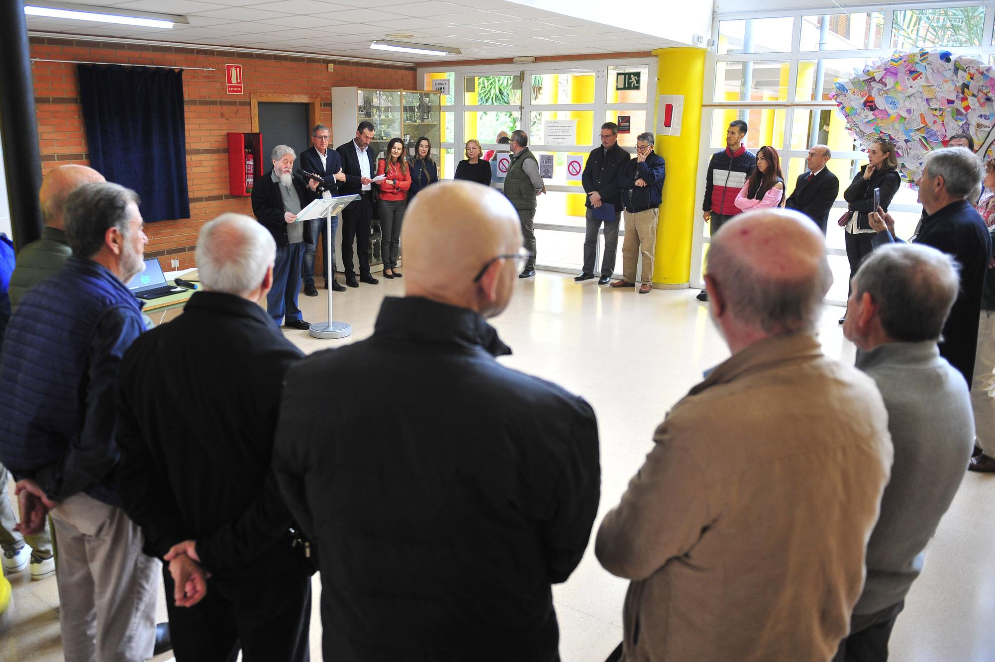 Muchos de los antiguos alumnos del pintor quisieron estar en el homenaje.