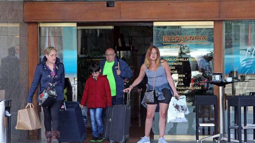 Un grupo de turistas sale de un hotel del centro de la ciudad la pasada Semana Santa. // Marta G. Brea