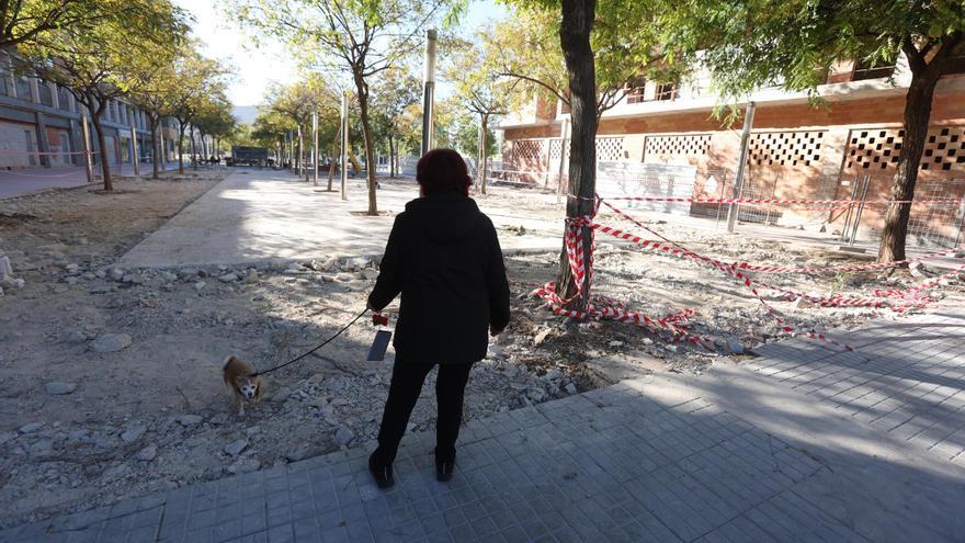 El Ayuntamiento de Elche cambia 600 metros de pavimento del parque de Jacinta Gómara
