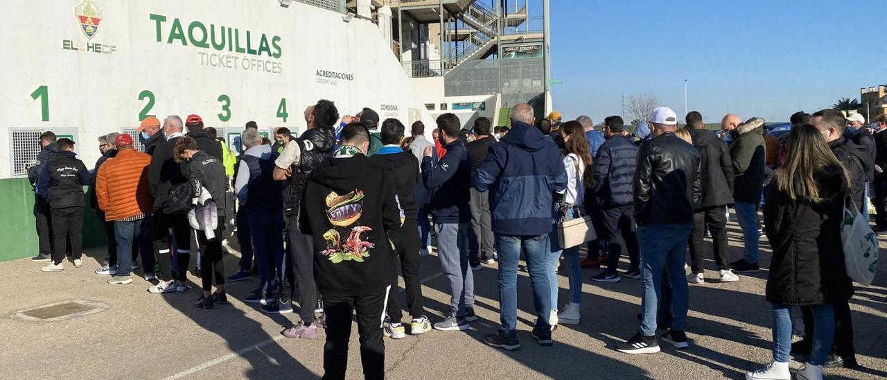 Aficionados del Elche hacen colas el pasado domingo para adquirir entradas para el encuentro de Copa frente al Real Madrid.  | MATÍAS SEGARRA