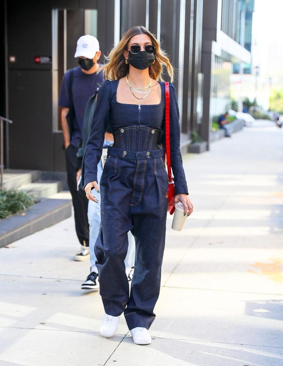 Hailey Baldwin con el mono vaquero más original de la temporada