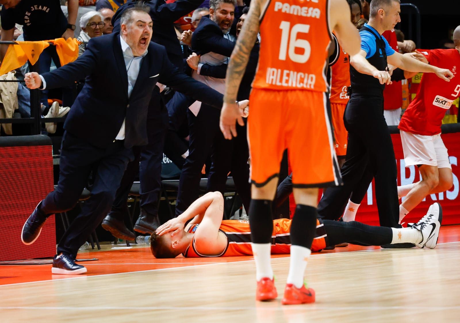 Incidentes en La Fonteta con los jugadores del Hapoel al final del partido