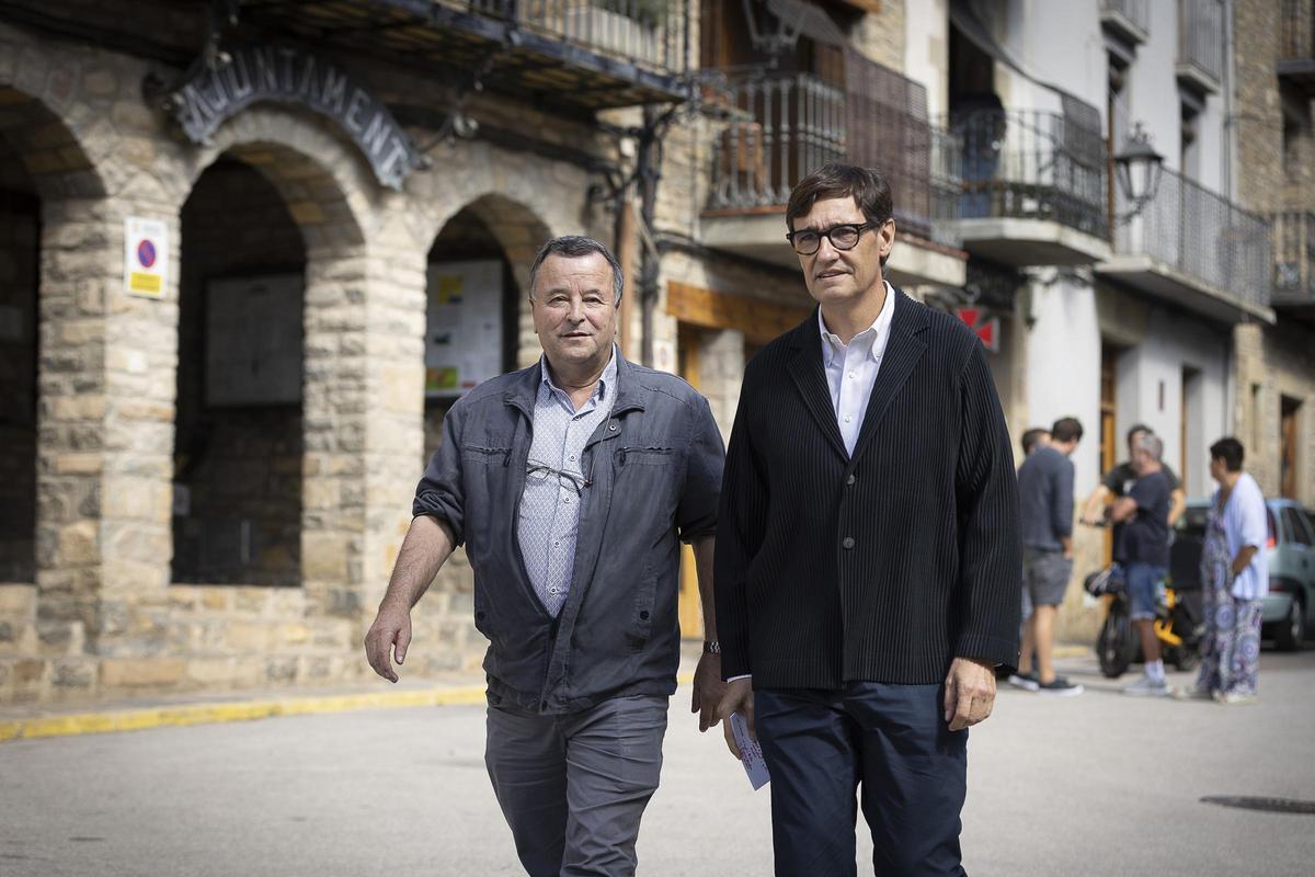 Salvador Illa passejant per Borredà amb l'alcalde del municipi, Jesús Solanellas