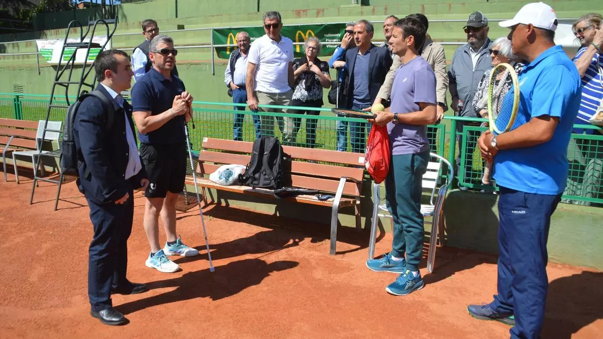 L'ONCE posa a prova les habilitats del tenista Tommy Robredo en situacions d'invidència, a l'Alt Empordà