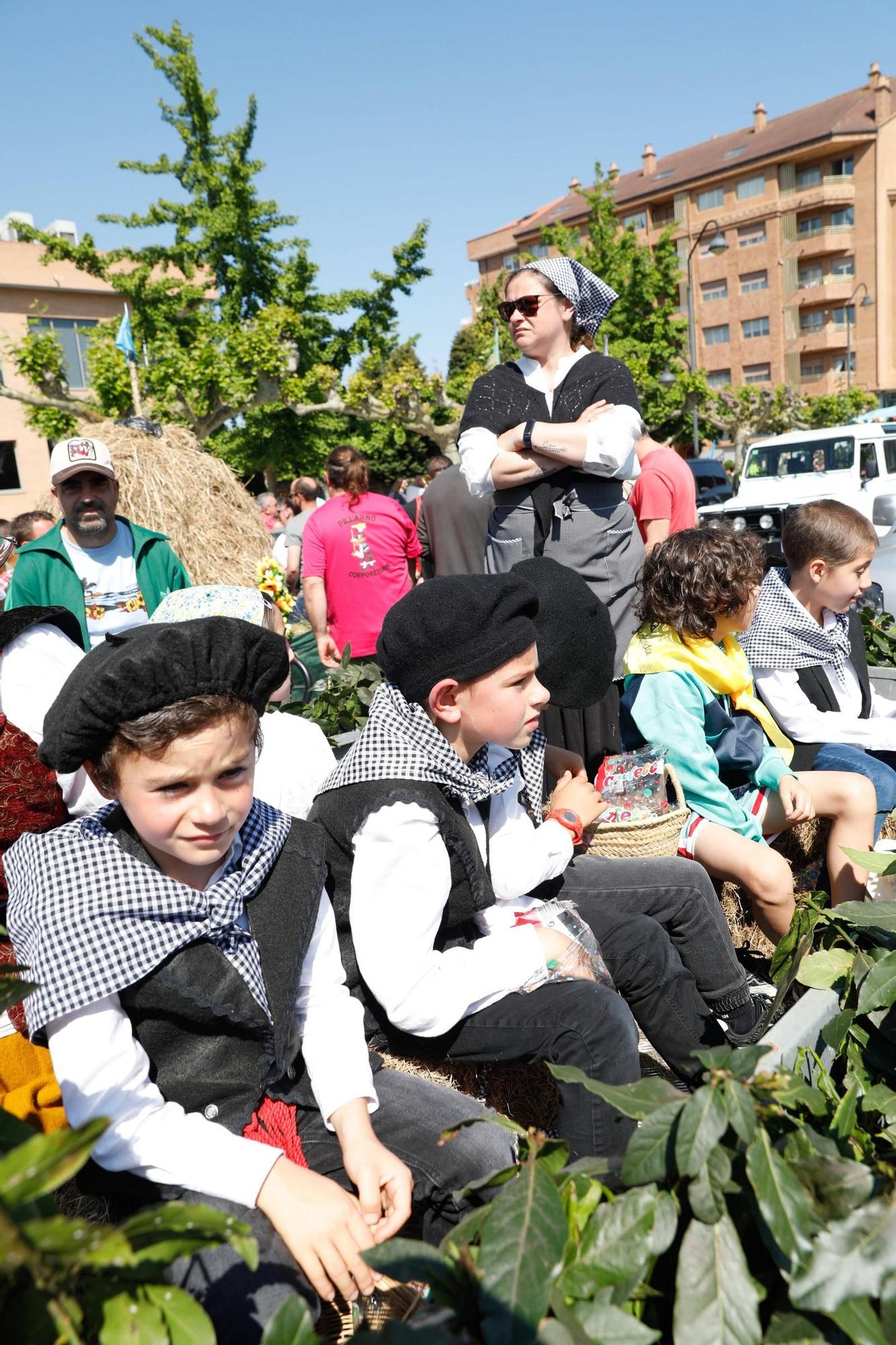 EN IMÁGENES: Así se ha vivido el desfile de carrozas y xarrés de las fiestas de San Isidro en Piedras Blancas