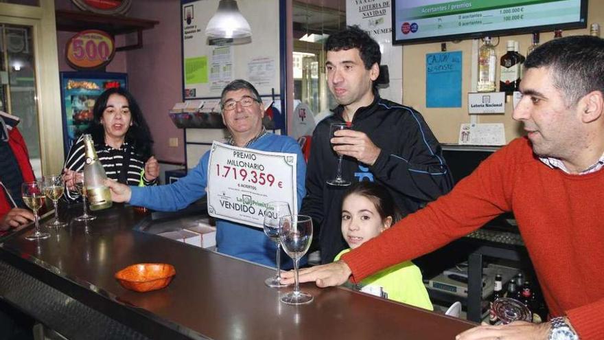 Felipe Rodríguez con sus hijos Alberto y David y su nieta Estela, en el bar San Pedro. // Iñaki Osorio