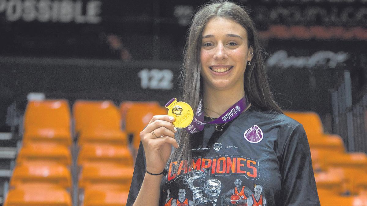 Raquel Carrera, con la medalla de campeona de la Eurocup.