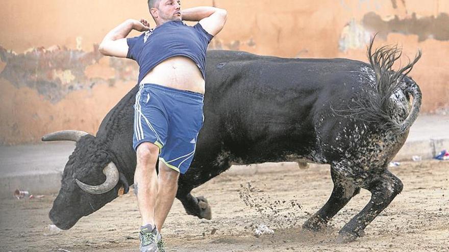 Los aficionados disfrutan con las salidas «explosivas» de los toros