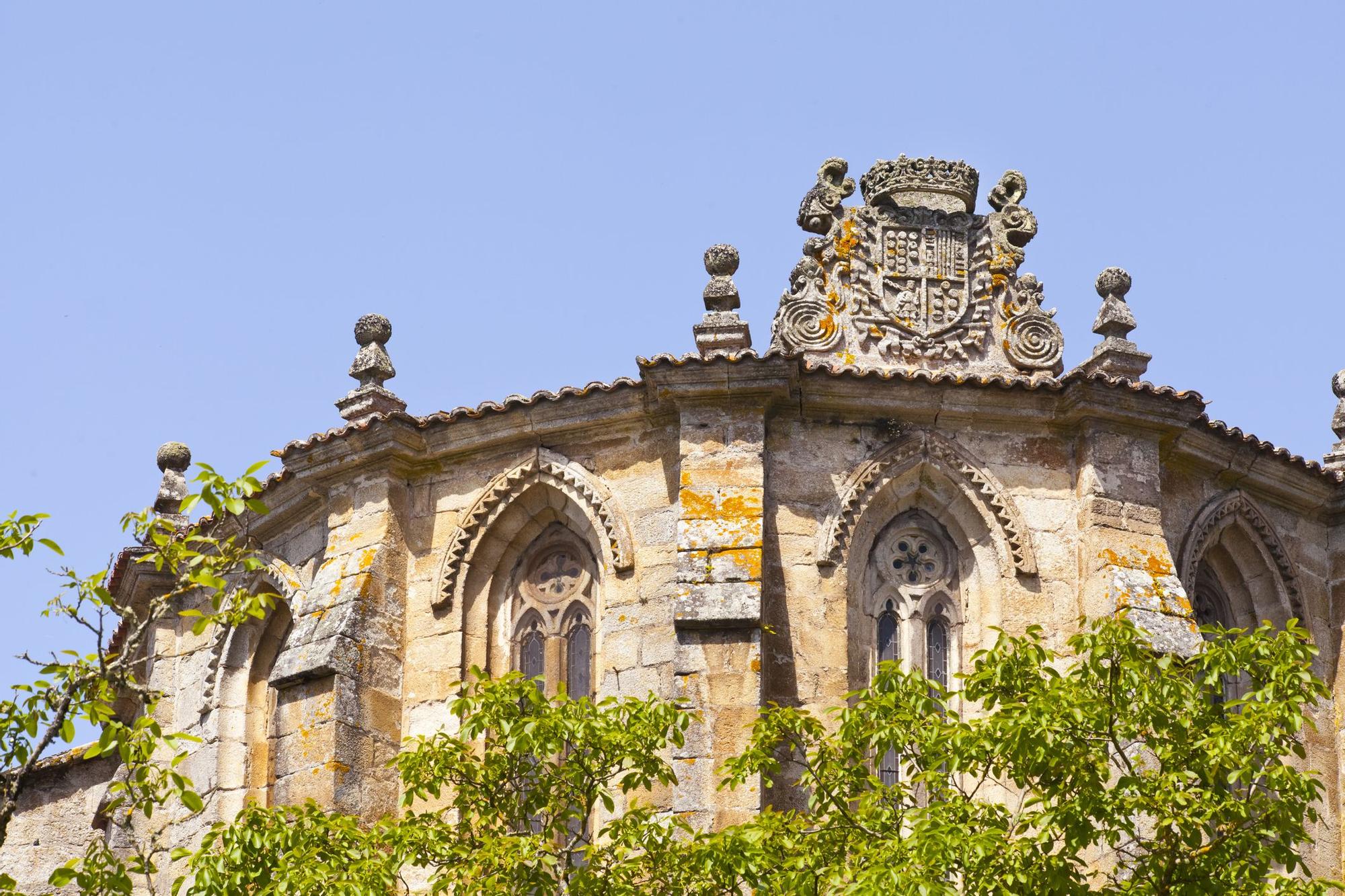 Ábside y escudo de la iglesia del convento de Santo Domingo, Ribadavia