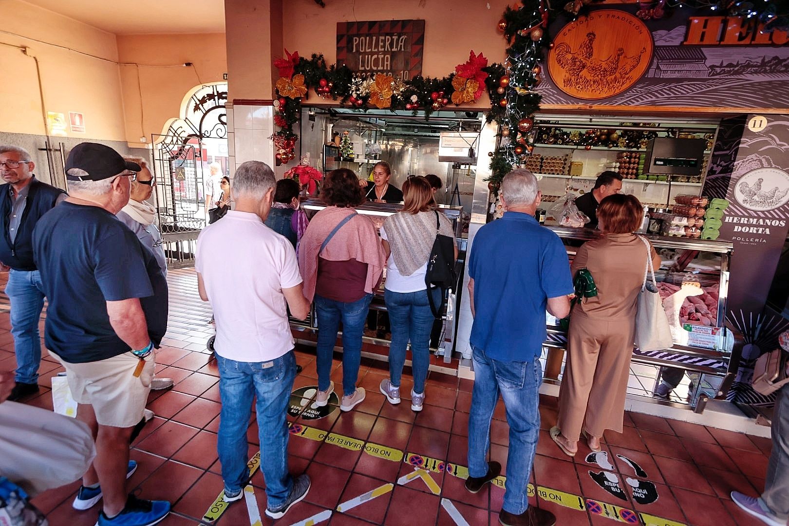 Compras en el mercado para las cenas de Navidad