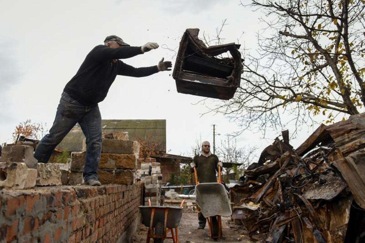 Bo Mozhemo (Porque podemos) Habitantes de Chernihiv y  Novoselivka, cuyas casas fueron dañadas durante la invasión rusa, crean movimiento de ayuda mutua para restaurarlas