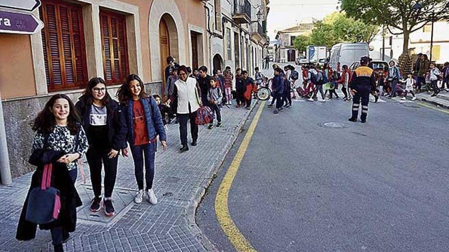 Los escolares marcharon ayer vigilados por la PolicÃ­a Local y ProtecciÃ³n Civil.