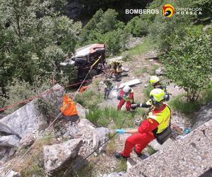 Seis menores heridos, tres graves, al despeñarse un microbús en una pista del Pirineo