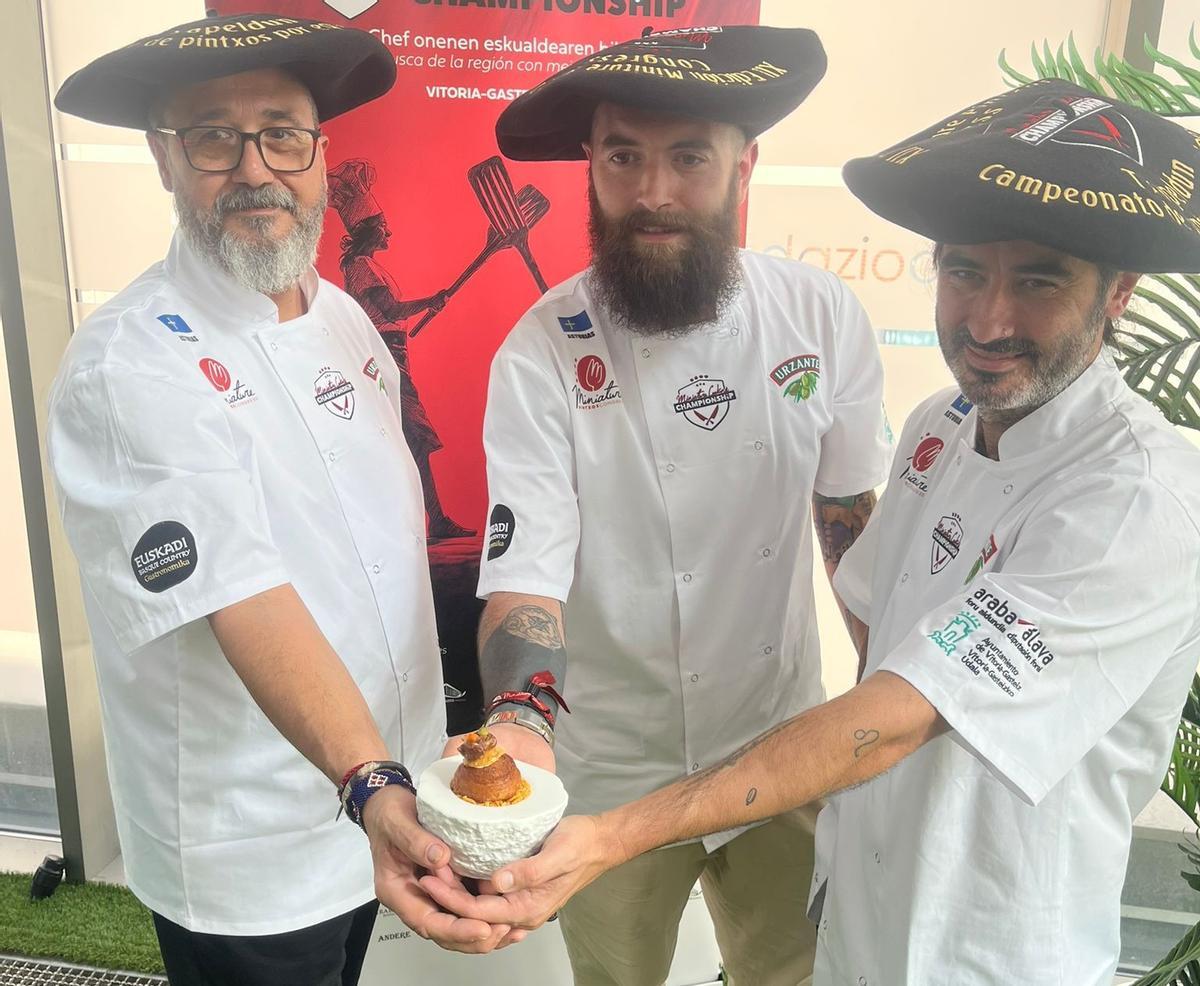 Por la izquierda, Mario Argüelles, Luis Menéndez y Mariano Mier, posan con "Iru" tras ganar en Vitoria.