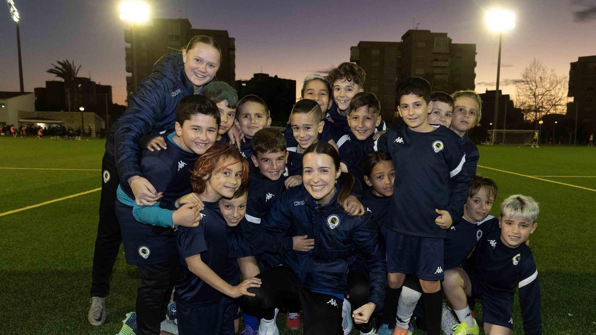 Celia Camarasa, entrenadora de los benjamines del Hércules: la otra forma de enseñar fútbol