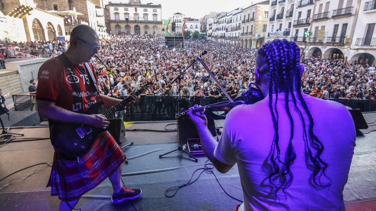 Imagen durante el concierto de Los Niños de los Ojos Rojos, este viernes, ante una plaza Mayor desbordada.