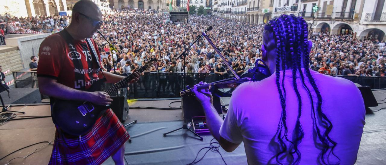 Imagen durante el concierto de Los Niños de los Ojos Rojos, este viernes, ante una plaza Mayor desbordada.