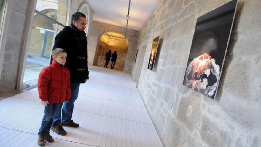 Un hombre y su hijo visitan una exposición realizada el año pasado en el edificio Sarmiento.  // G. Santos