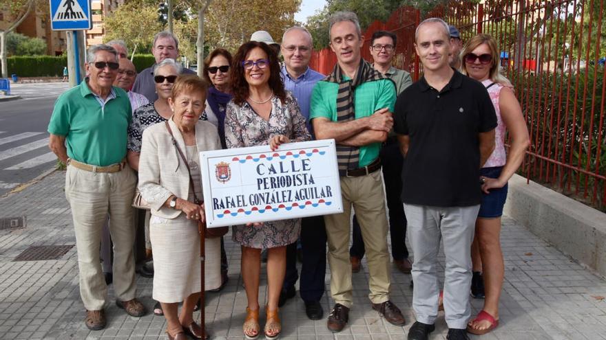 Familiares, amigos y políticos con la placa de Rafael González Aguilar