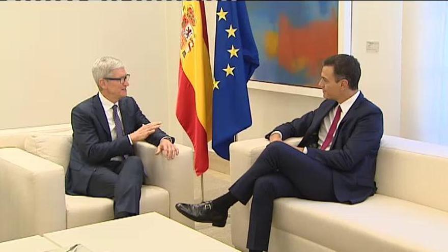 Sánchez se reúne en Moncloa con Tim Cook, CEO de Apple